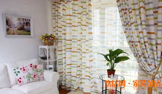 橫向直線圖案窗簾“縮短”狹長的房間