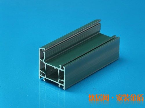 塑鋼型材的顏色白中泛青